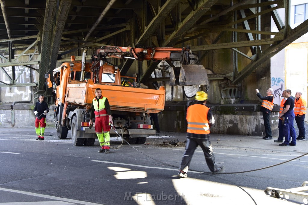 LKW blieb unter Bruecke haengen Koeln Deutz Deutz Muelheimerstr P104.JPG - Miklos Laubert